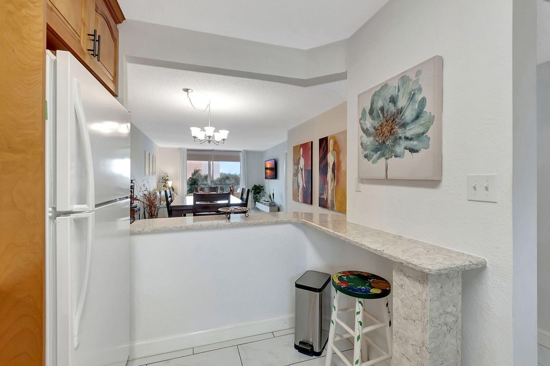 For Sale: $335,000 (2 beds, 2 baths, 908 Square Feet)