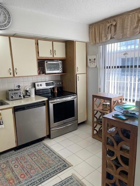 For Sale: $379,000 (2 beds, 2 baths, 1029 Square Feet)