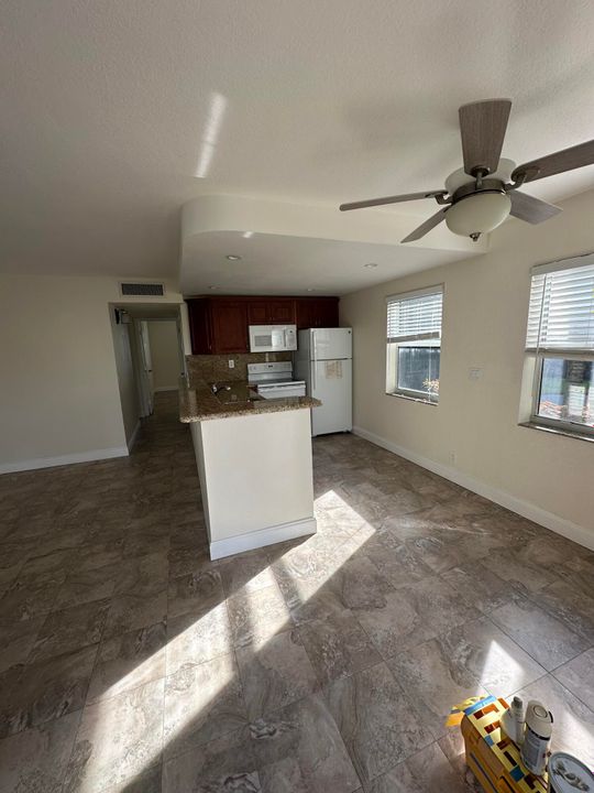 For Sale: $219,900 (2 beds, 2 baths, 907 Square Feet)