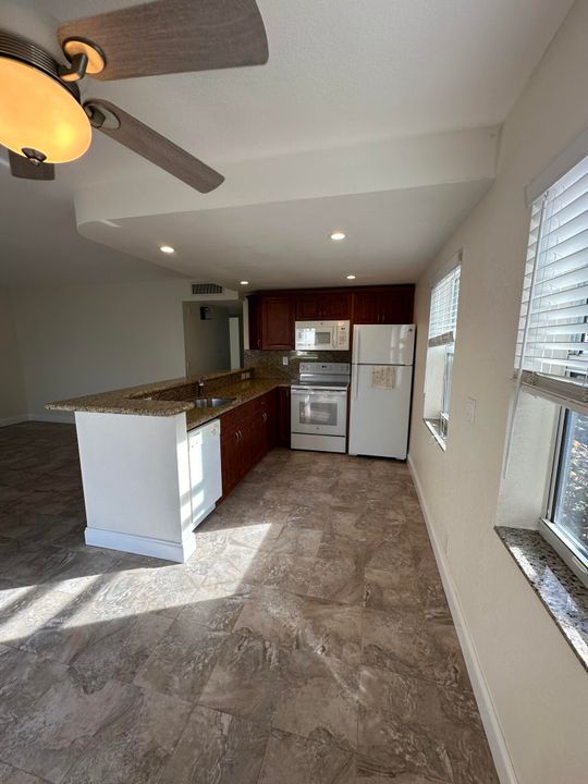 For Sale: $219,900 (2 beds, 2 baths, 907 Square Feet)