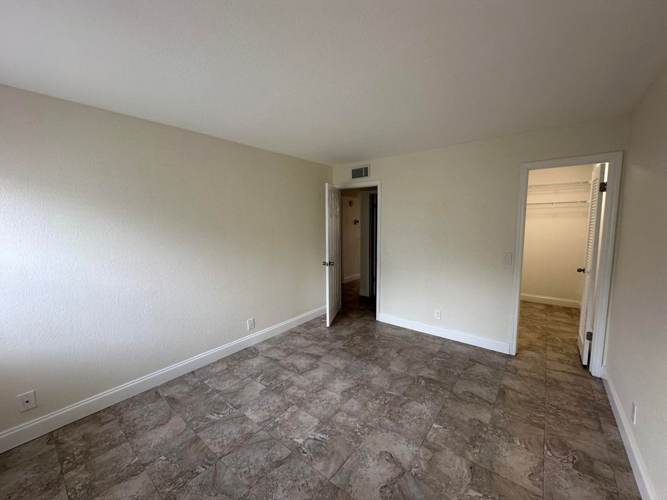 For Sale: $219,900 (2 beds, 2 baths, 907 Square Feet)