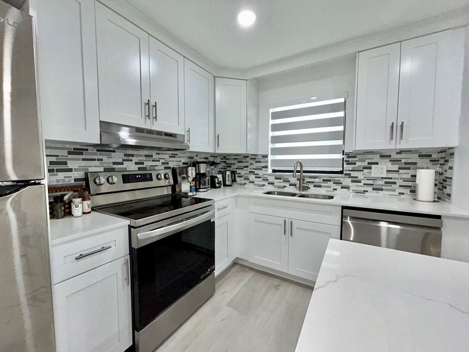 For Sale: $285,000 (2 beds, 2 baths, 1048 Square Feet)