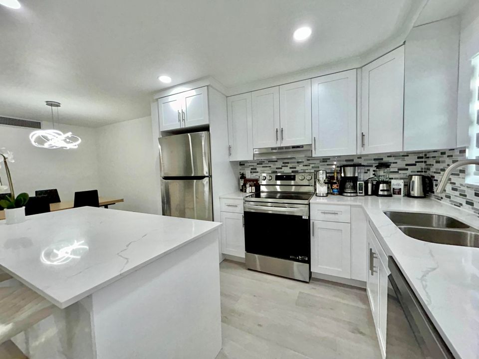 For Sale: $285,000 (2 beds, 2 baths, 1048 Square Feet)