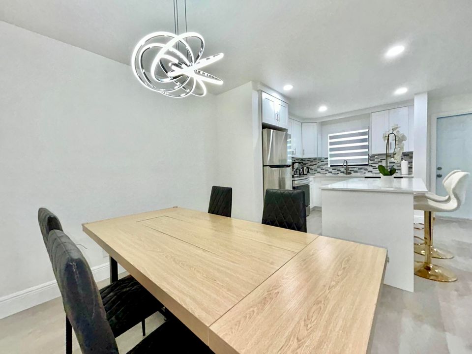 En Venta: $285,000 (2 camas, 2 baños, 1048 Pies cuadrados)