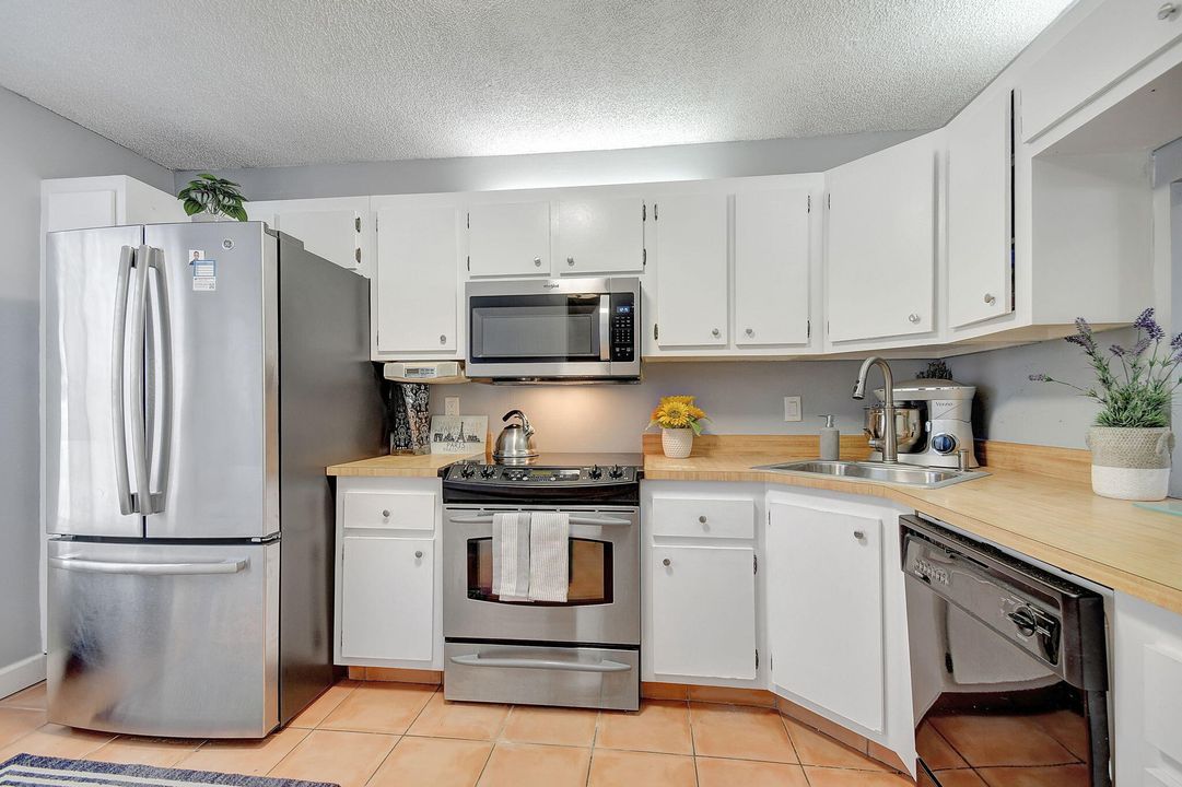 For Sale: $318,000 (2 beds, 2 baths, 1216 Square Feet)