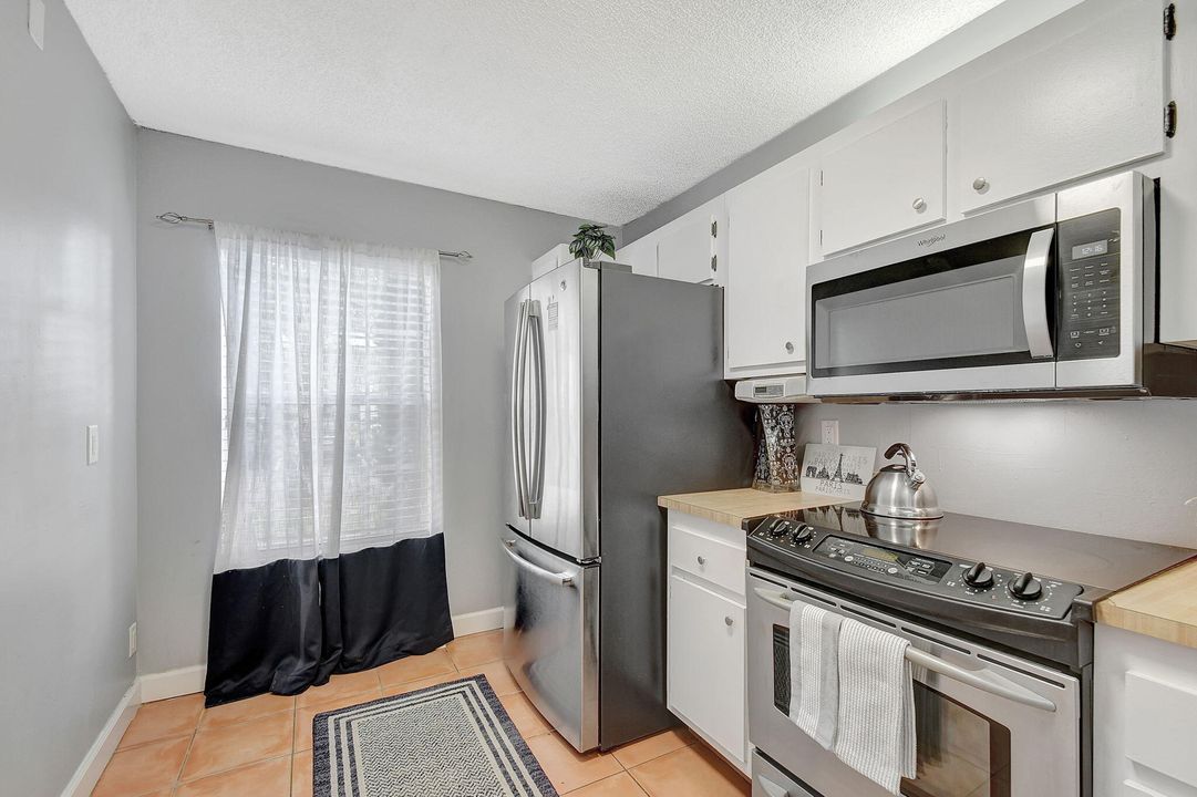 For Sale: $318,000 (2 beds, 2 baths, 1216 Square Feet)