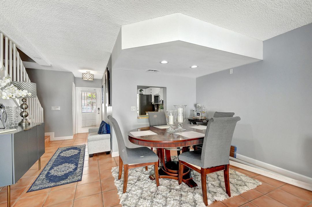 For Sale: $318,000 (2 beds, 2 baths, 1216 Square Feet)