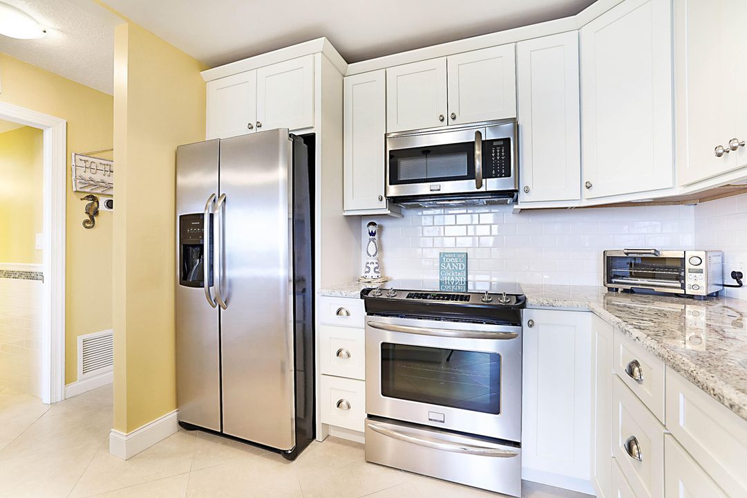 For Sale: $525,000 (1 beds, 1 baths, 734 Square Feet)