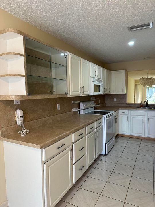 For Sale: $229,900 (2 beds, 2 baths, 1180 Square Feet)