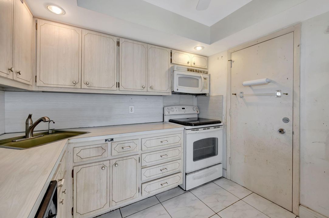 For Sale: $450,000 (2 beds, 2 baths, 1200 Square Feet)