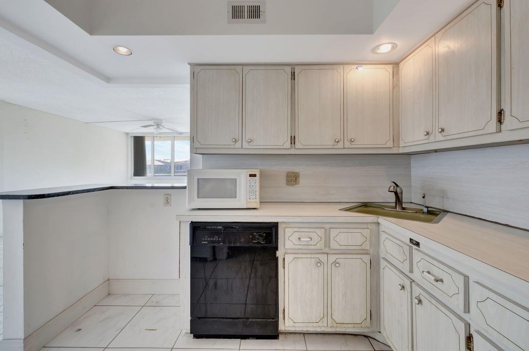 For Sale: $450,000 (2 beds, 2 baths, 1200 Square Feet)