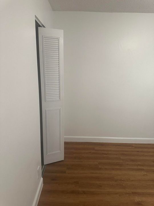 For Sale: $70,000 (1 beds, 1 baths, 744 Square Feet)