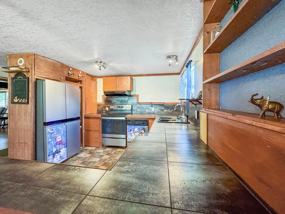 For Sale: $124,900 (2 beds, 2 baths, 1542 Square Feet)