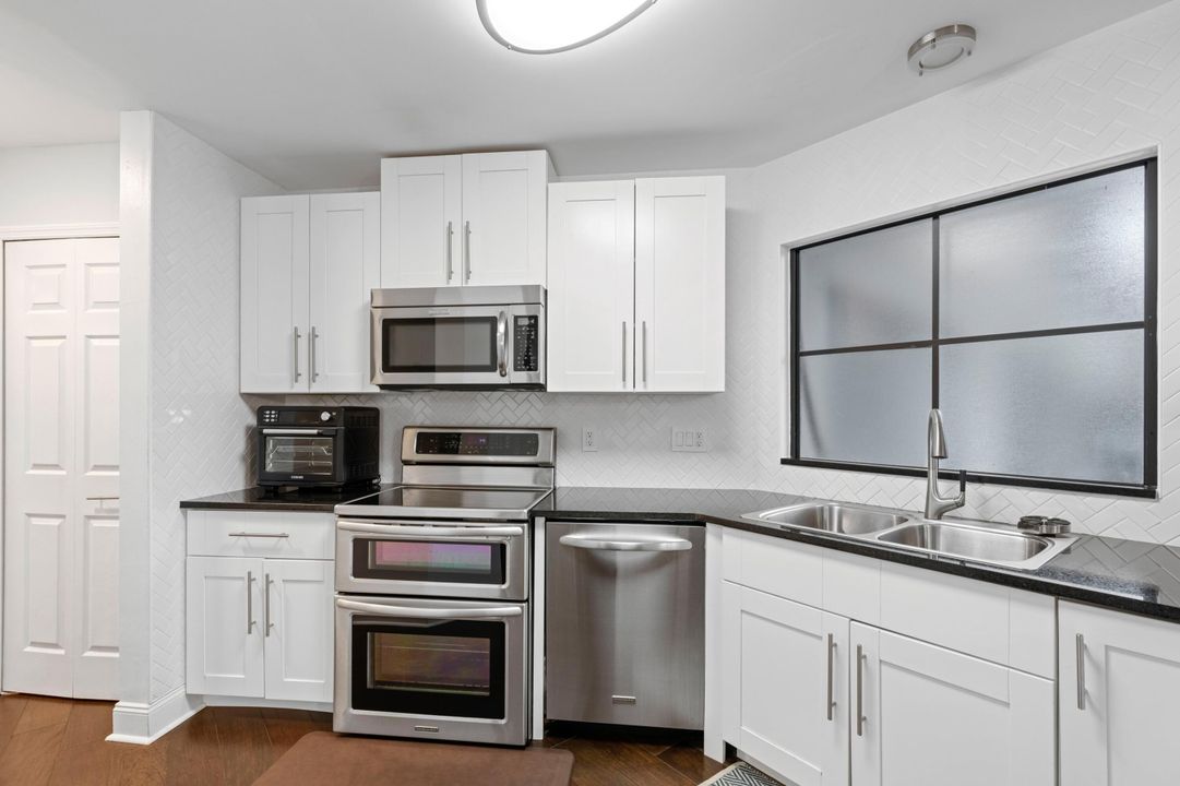 For Sale: $365,000 (2 beds, 2 baths, 1470 Square Feet)