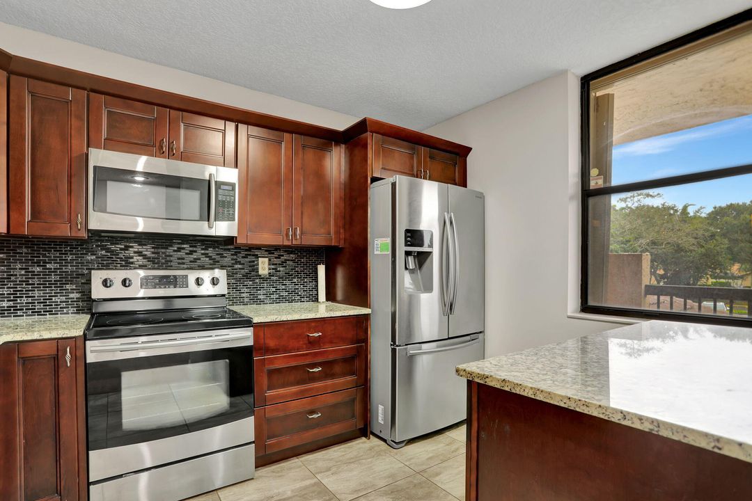 For Sale: $299,500 (2 beds, 2 baths, 1300 Square Feet)