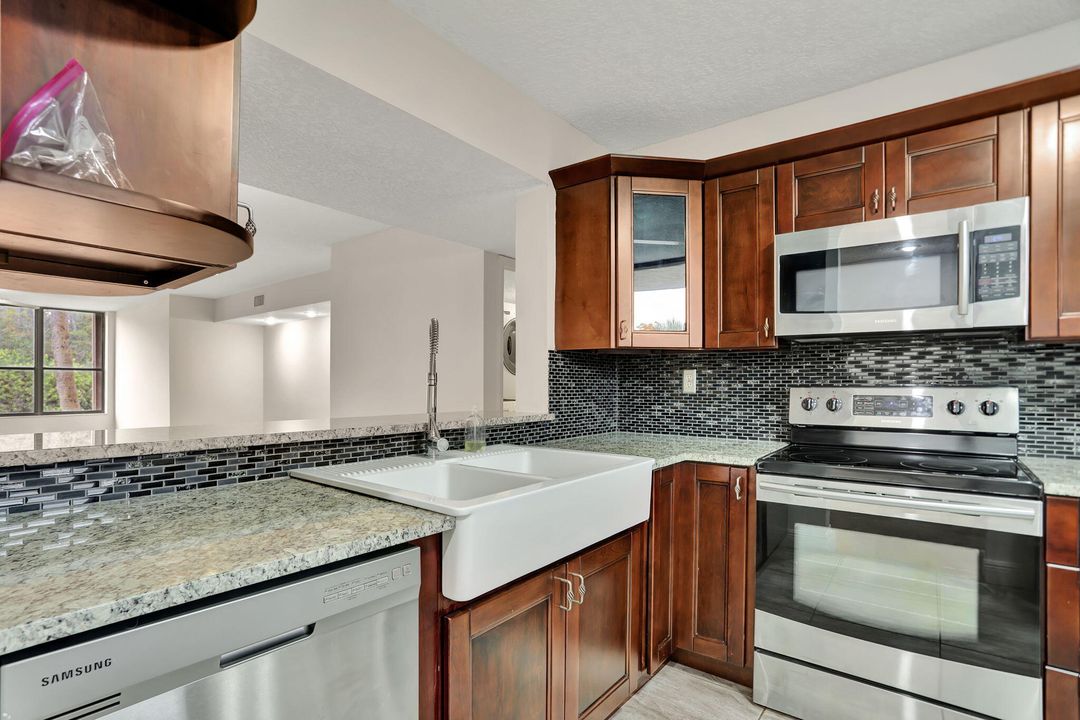 For Sale: $299,500 (2 beds, 2 baths, 1300 Square Feet)