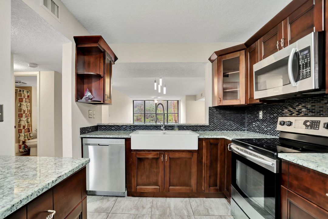 For Sale: $299,500 (2 beds, 2 baths, 1300 Square Feet)