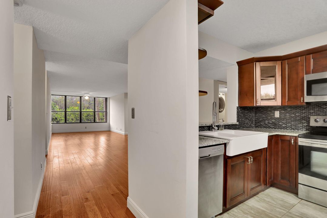 For Sale: $299,500 (2 beds, 2 baths, 1300 Square Feet)