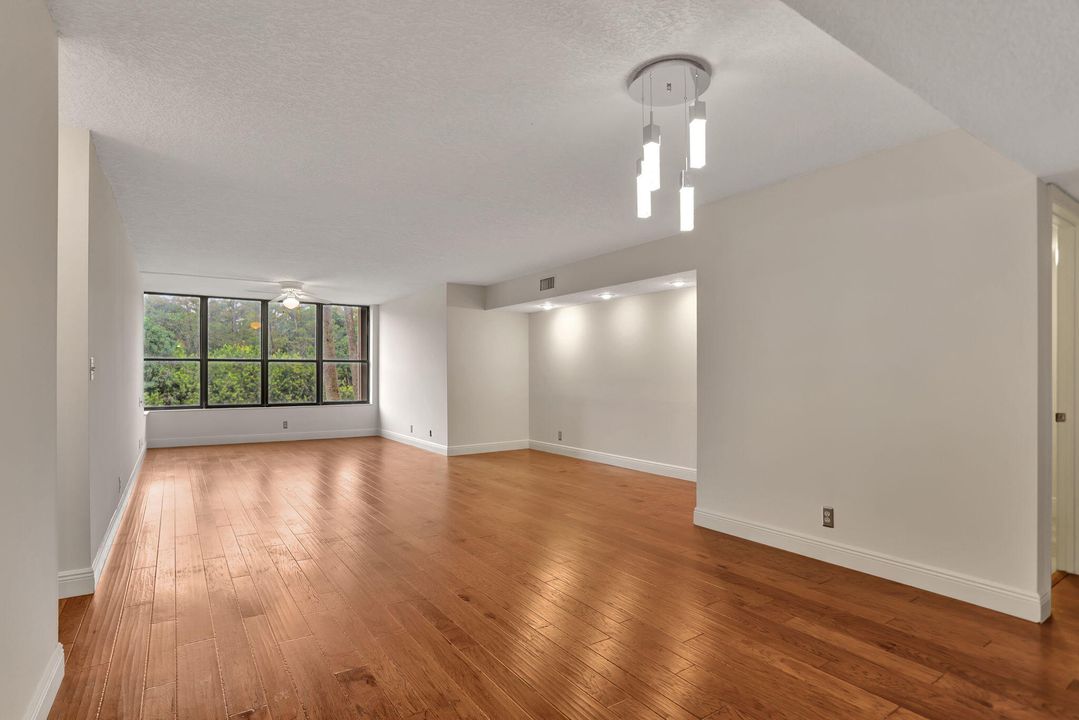 For Sale: $299,500 (2 beds, 2 baths, 1300 Square Feet)