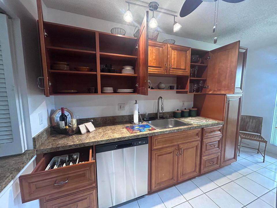 For Sale: $174,900 (2 beds, 1 baths, 953 Square Feet)