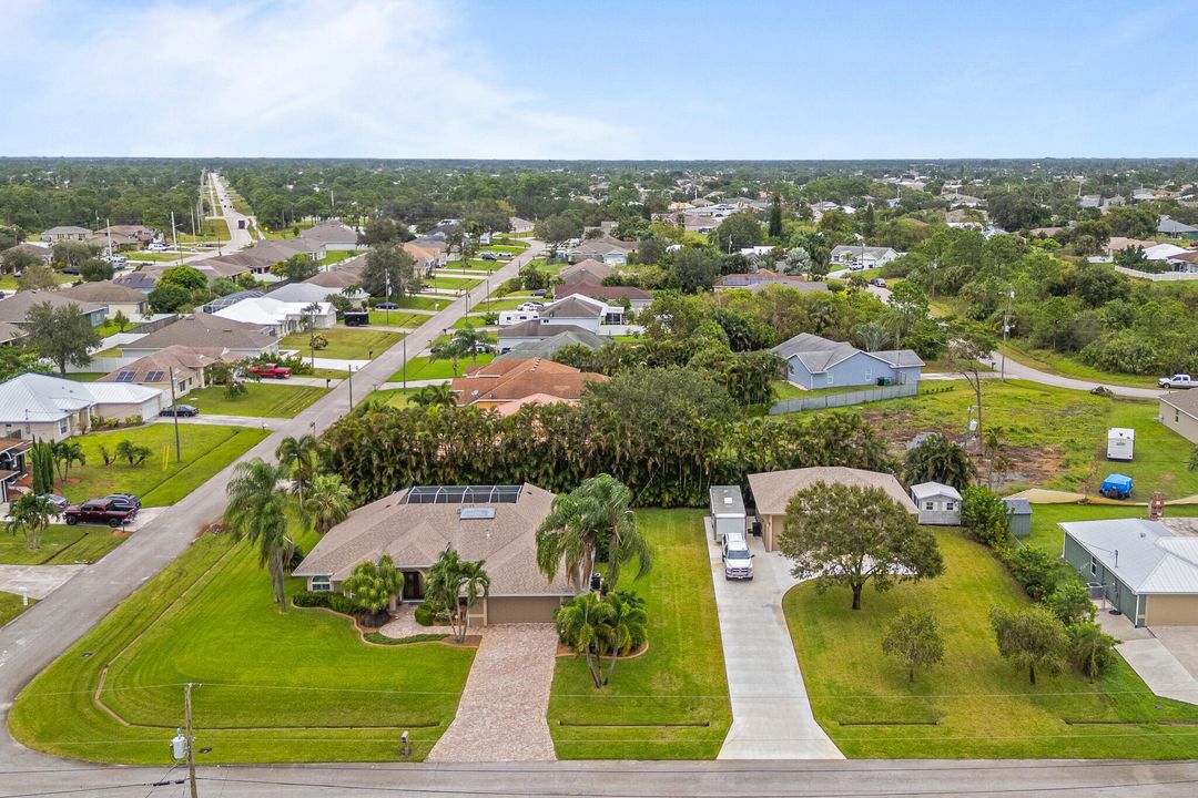 For Sale: $749,000 (3 beds, 3 baths, 2074 Square Feet)