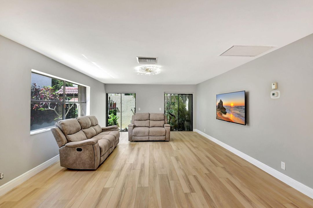 For Sale: $1,095,000 (2 beds, 2 baths, 1500 Square Feet)