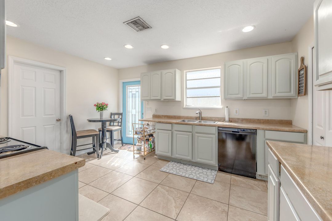 For Sale: $330,000 (3 beds, 2 baths, 1068 Square Feet)