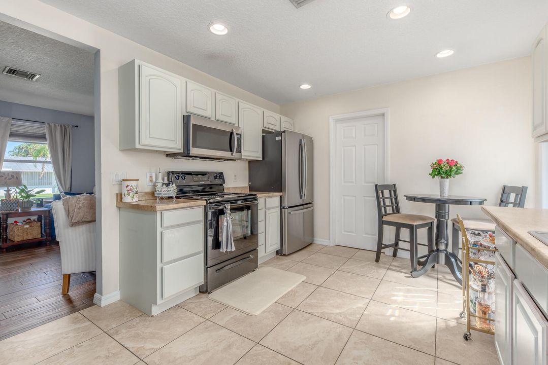 For Sale: $330,000 (3 beds, 2 baths, 1068 Square Feet)