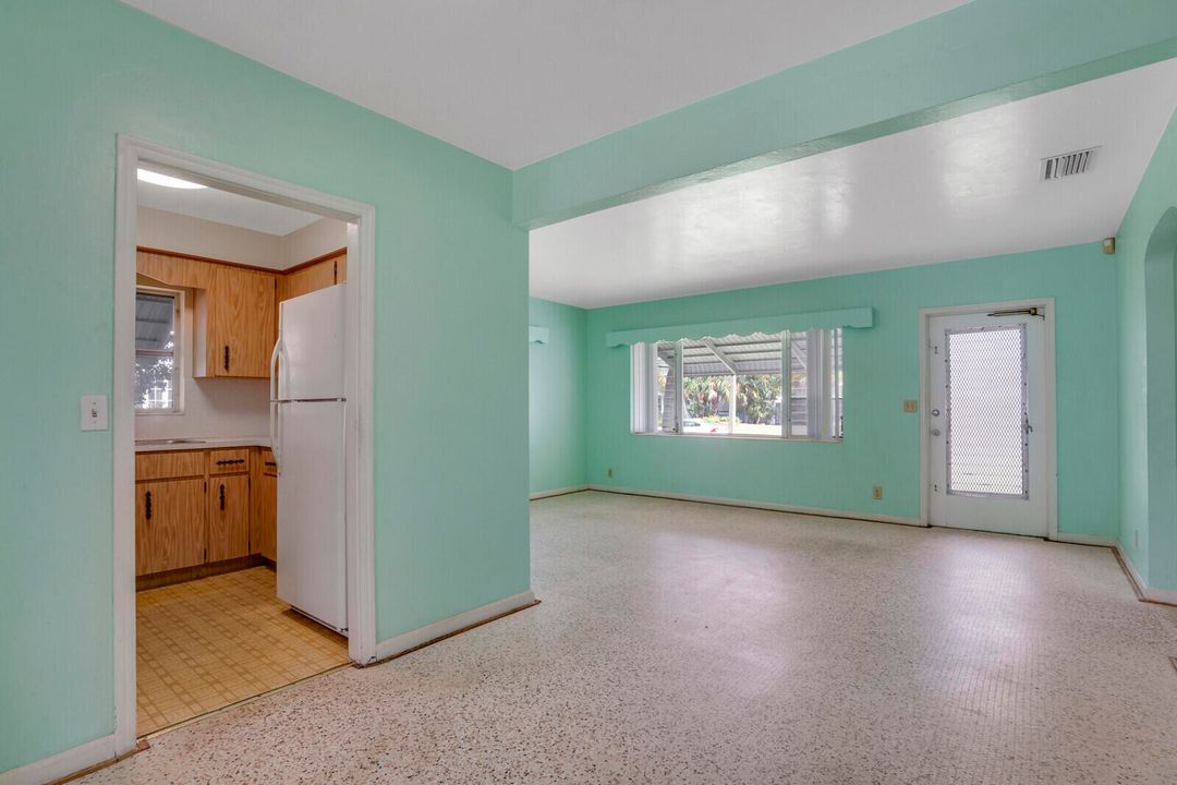 For Sale: $685,000 (2 beds, 1 baths, 1192 Square Feet)