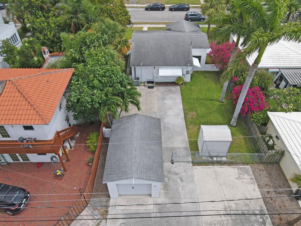 For Sale: $685,000 (2 beds, 1 baths, 1192 Square Feet)