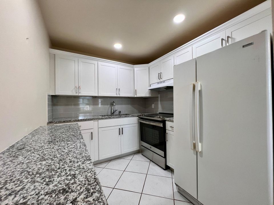 For Sale: $180,000 (2 beds, 1 baths, 798 Square Feet)