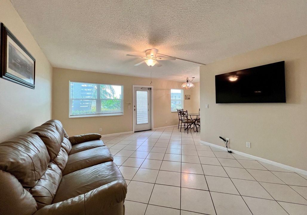 For Sale: $180,000 (2 beds, 1 baths, 798 Square Feet)