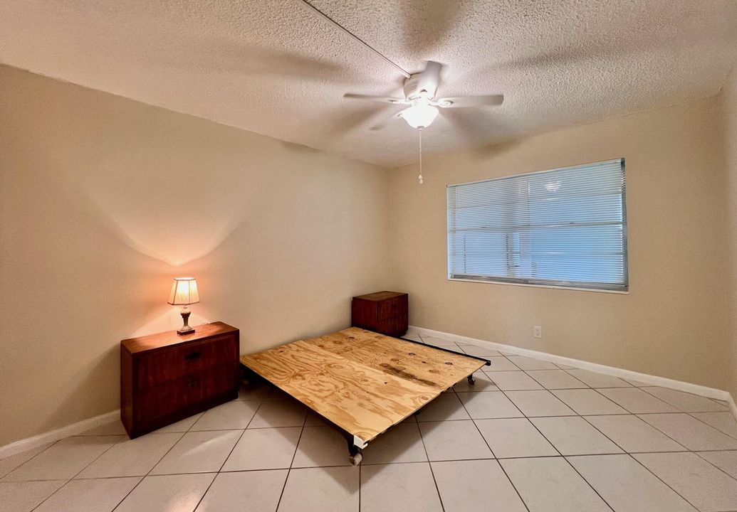 For Sale: $180,000 (2 beds, 1 baths, 798 Square Feet)