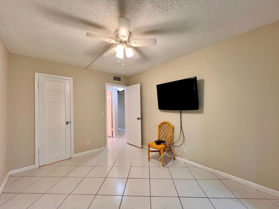 For Sale: $180,000 (2 beds, 1 baths, 798 Square Feet)