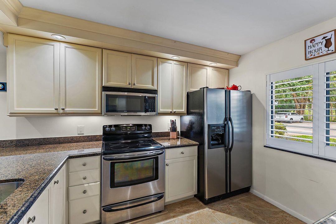 For Sale: $675,000 (2 beds, 2 baths, 1385 Square Feet)