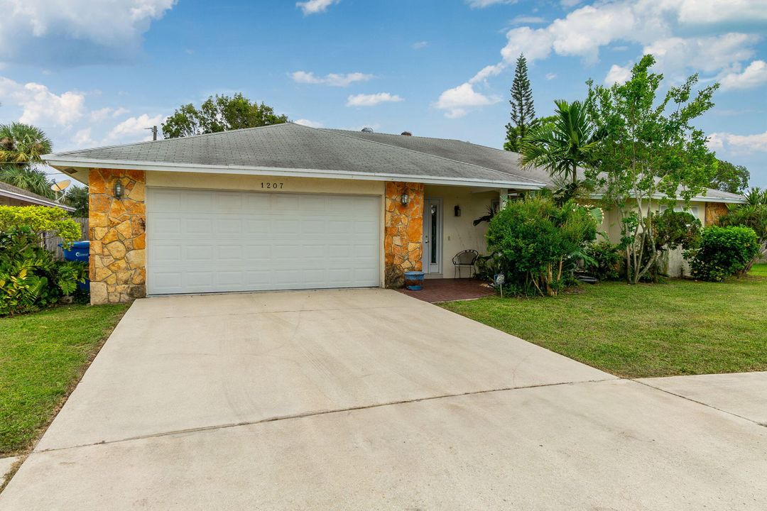 For Sale: $499,900 (4 beds, 2 baths, 2054 Square Feet)