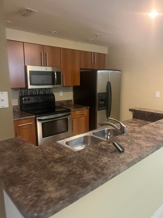 Active With Contract: $2,400 (2 beds, 2 baths, 1076 Square Feet)