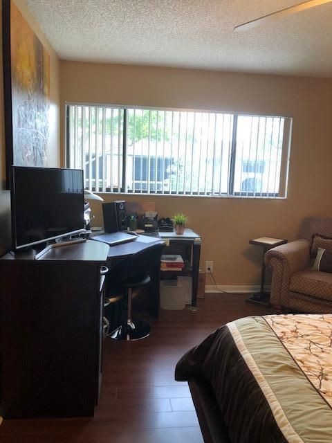 For Sale: $150,000 (1 beds, 1 baths, 976 Square Feet)