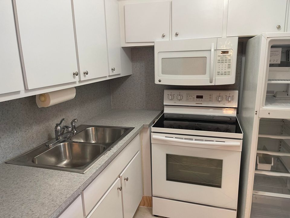 For Sale: $165,000 (1 beds, 1 baths, 587 Square Feet)