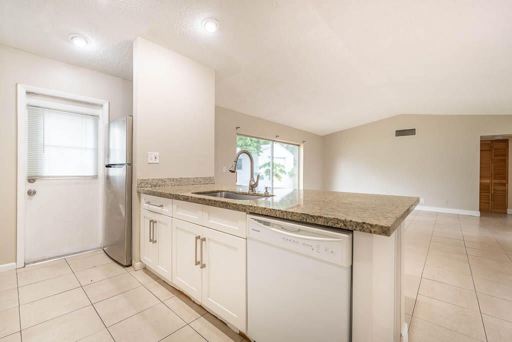 For Sale: $450,000 (2 beds, 2 baths, 1072 Square Feet)