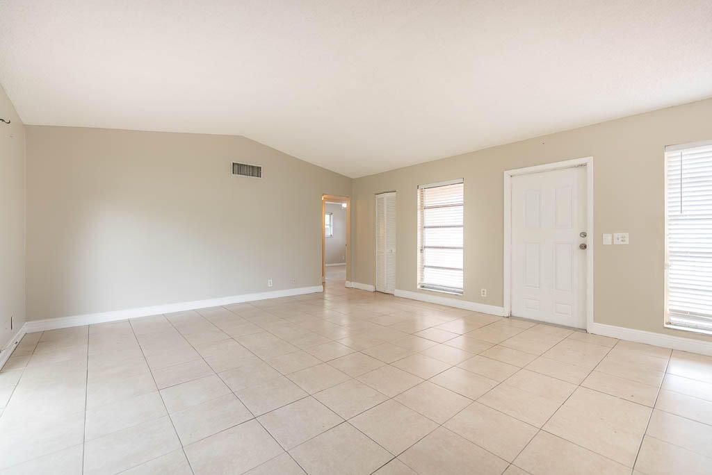 For Sale: $450,000 (2 beds, 2 baths, 1072 Square Feet)