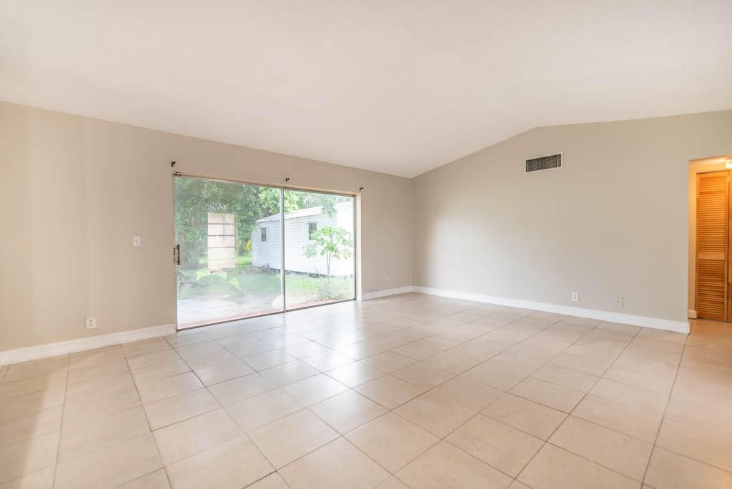 For Sale: $450,000 (2 beds, 2 baths, 1072 Square Feet)