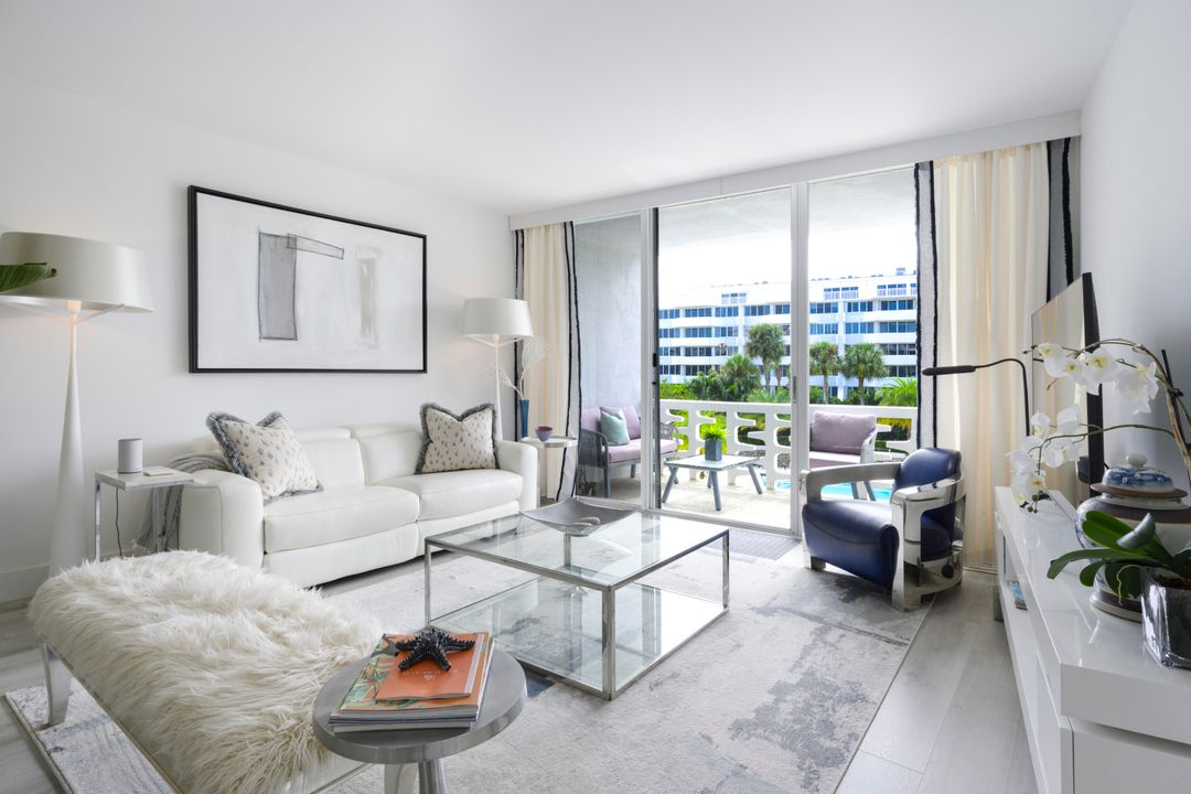 For Sale: $599,000 (1 beds, 1 baths, 883 Square Feet)