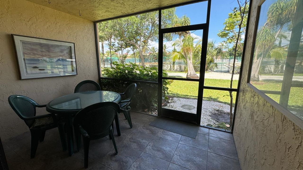 For Sale: $298,000 (2 beds, 2 baths, 1175 Square Feet)