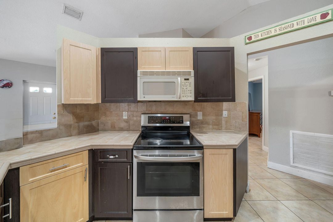 For Sale: $385,000 (3 beds, 2 baths, 1566 Square Feet)