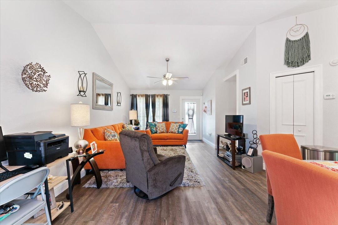 For Sale: $394,900 (2 beds, 1 baths, 914 Square Feet)