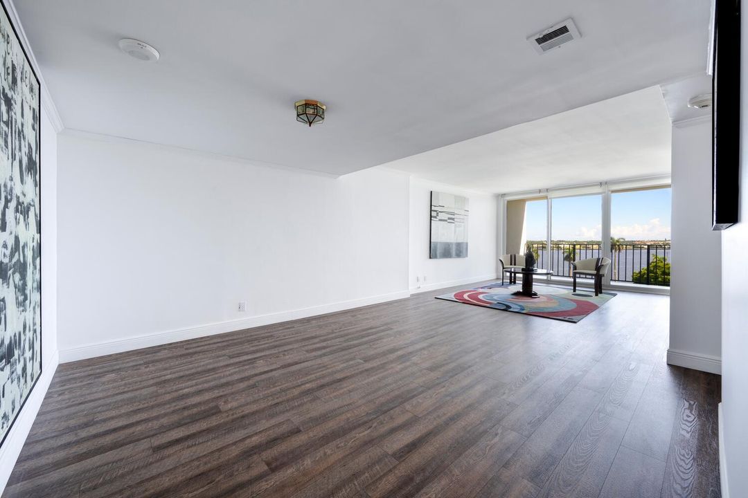 For Sale: $645,000 (1 beds, 1 baths, 1005 Square Feet)