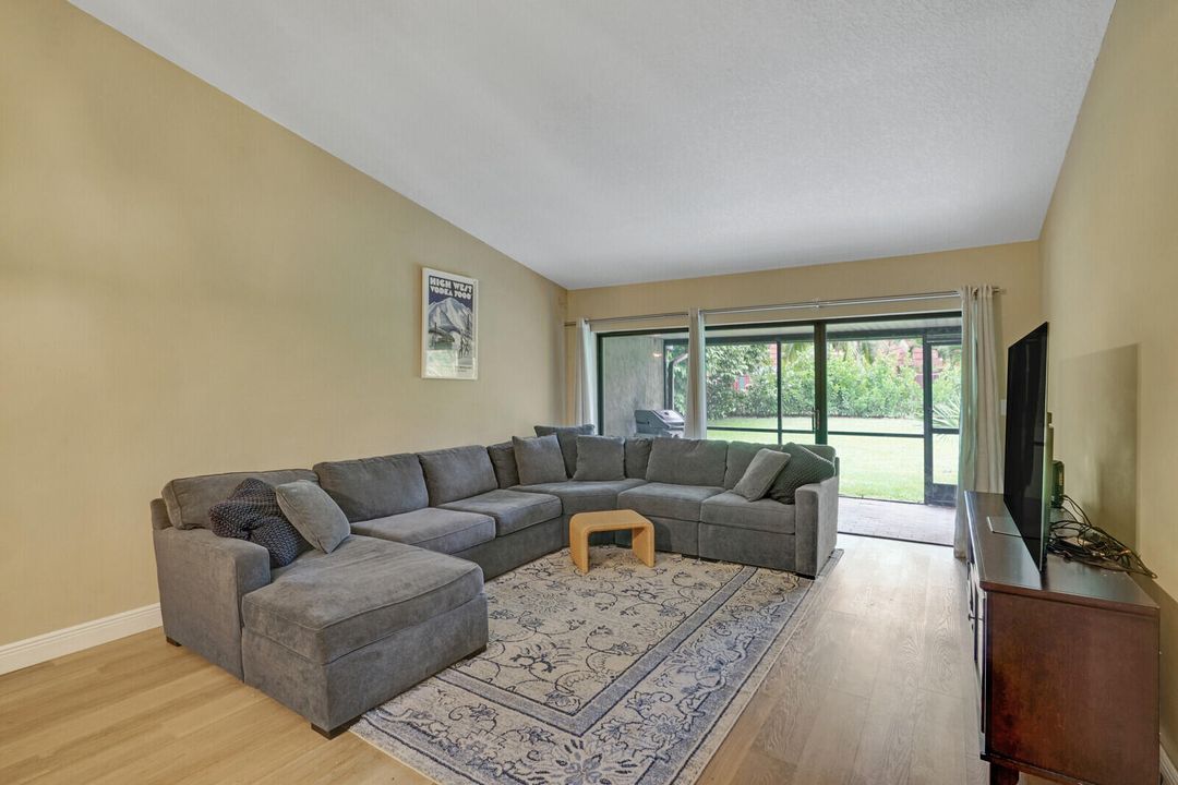 For Sale: $399,000 (2 beds, 2 baths, 1173 Square Feet)