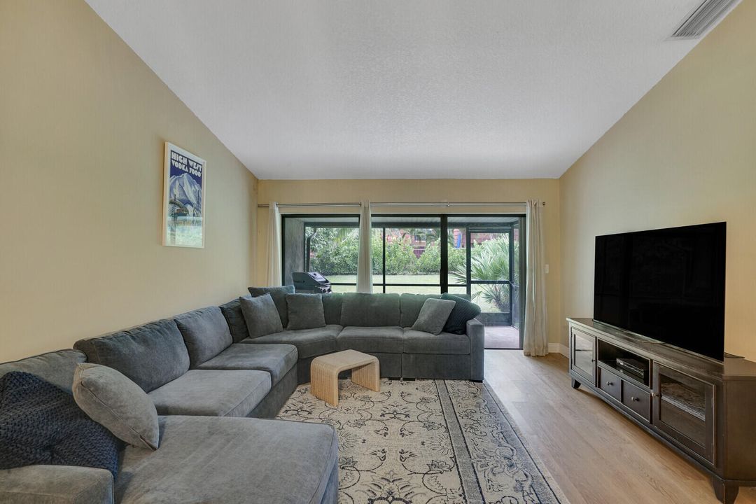 For Sale: $399,000 (2 beds, 2 baths, 1173 Square Feet)