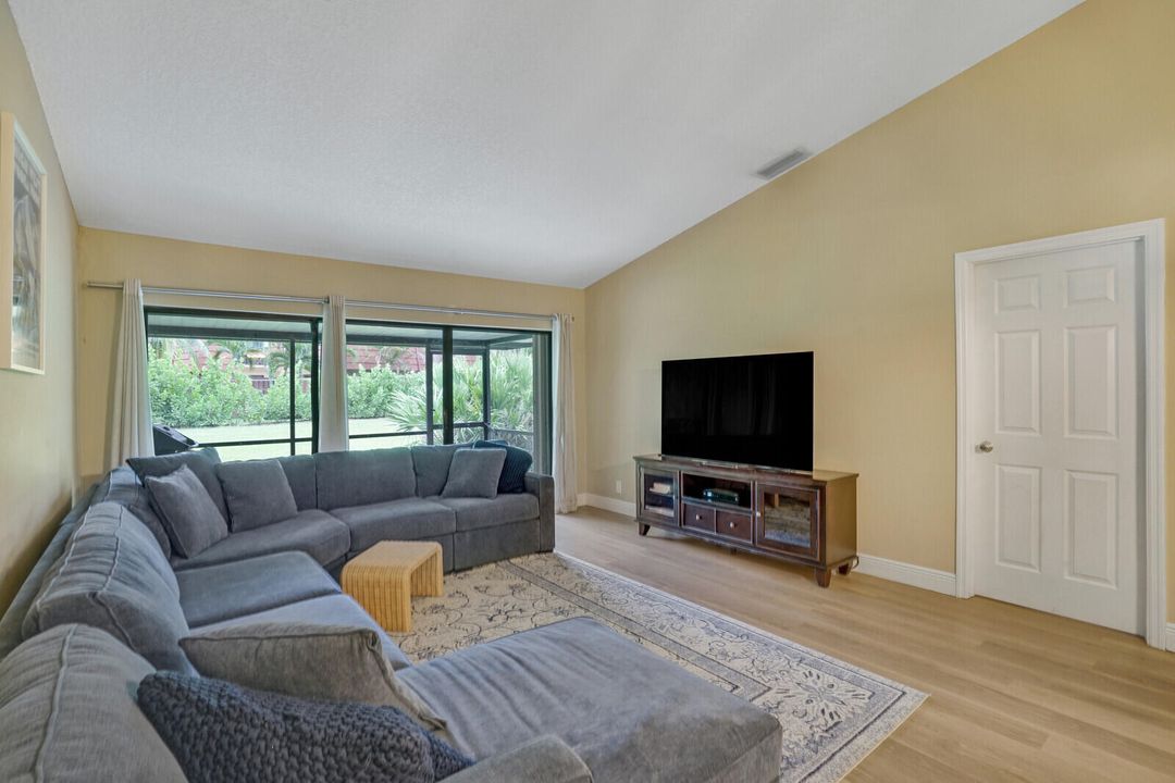 For Sale: $399,000 (2 beds, 2 baths, 1173 Square Feet)